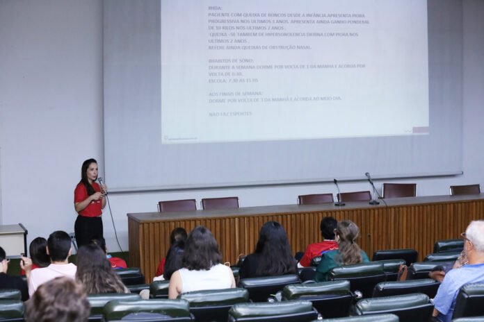 Pacientes-e-profissionais-da-saude-estiveram-reunidos-no-auditorio-do-Hran-em-atividade-referente-a-Semana-do-Sono-2025-Foto-Sandro-Araujo-Agencia-Saude-DF.jpg