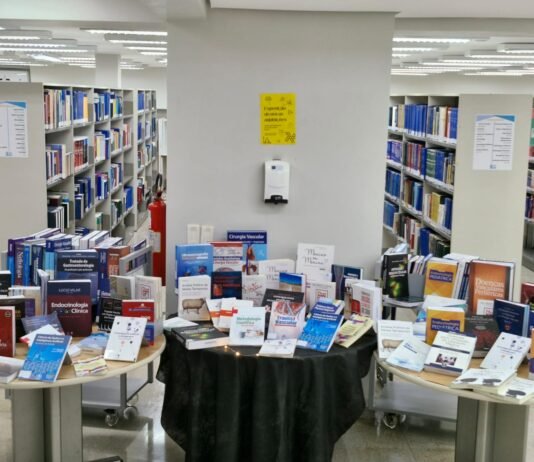 Novas aquisições da biblioteca da Fepecs são apresentadas em exposição
