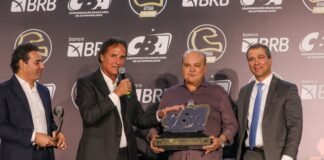 Governador Ibaneis Rocha é homenageado em prêmio da Confederação Brasileira de Automobilismo