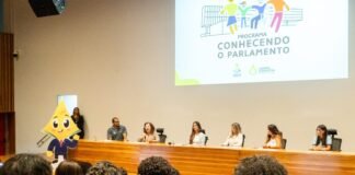 Alunos participam de abertura do programa Conhecendo o Parlamento