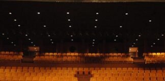 Deputados cobram GDF por goteiras em sala recém-reinaugurada do Teatro Nacional