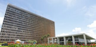 Governador Ibaneis Rocha decreta ponto facultativo em 2 de maio no Distrito Federal
