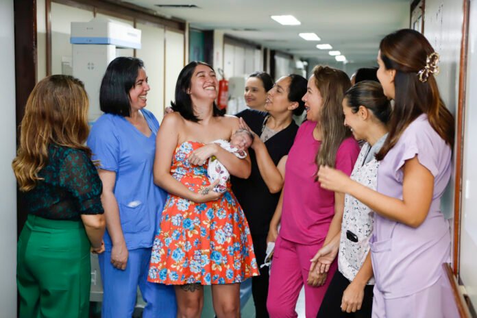 4.04.2025-Alta-hospitalar-da-bebe-mais-prematura-da-historia-do-HRT-Mavie-e-Raynara-Andrade-Fotos-Jhonatan-CantarelleAgencia-Saude-DF.jpg
