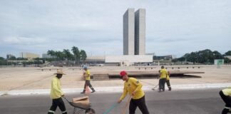 Praça dos Três Poderes passa por mutirão de limpeza