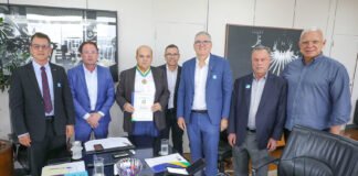 Governador Ibaneis Rocha ganha Medalha Mérito Lojista do DF