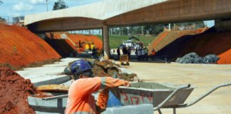 Obras na ESPM: Equipes trabalham para ligar rede de drenagem sob linha do metrô