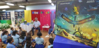 Biblioteca desenhada por Niemeyer promove conversa de alunos com autor de livro sobre Brasília