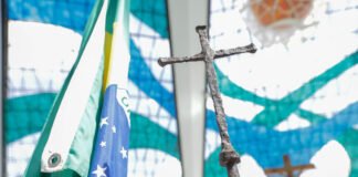 525 anos após chegada dos portugueses, cruz da primeira missa no Brasil marca presença na Catedral de Brasília