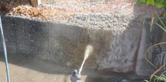Muro de arrimo é construído para evitar problemas de erosão em ponte sobre o Córrego Samambaia