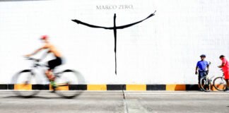 Marco Zero de Brasília ganha iluminação especial para os 65 anos da capital