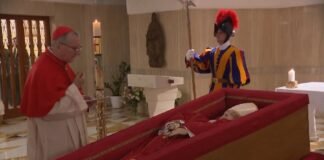 Papa Francisco é colocado em caixão de madeira no Vaticano