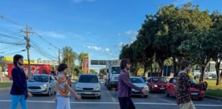 Ação educativa comemora os 28 anos da faixa de pedestre em Brasília