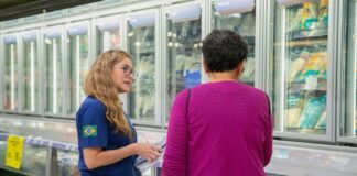Ação educativa em mercados do DF garante consumo seguro de pescados na Semana Santa