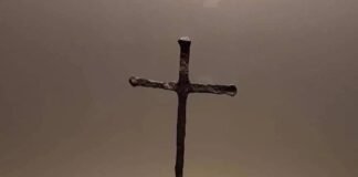 Cruz original da primeira missa no Brasil vem a Brasília no aniversário da capital