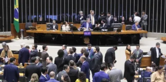 Oposição aprova projeto que proíbe seguranças de Lula ede usarem armas