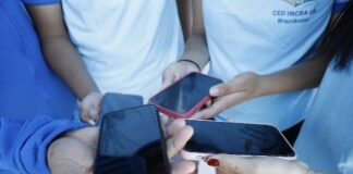 Mais de 80% dos profissionais da educação básica avaliam positivamente a proibição de celulares nas escolas