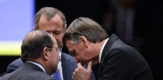 Cumprimento a Cid, anotações e bom humor: as reações de Bolsonaro no STF