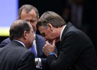 Cumprimento a Cid, anotações e bom humor: as reações de Bolsonaro no STF