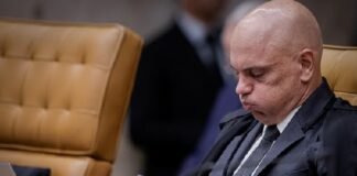 Moraes acha que Bolsonaro acabou com a vida dele, diz Cid em mensagem