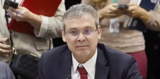 Governo vê erro em ação de Lindbergh contra Eduardo Bolsonaro: “Tiro no pé”