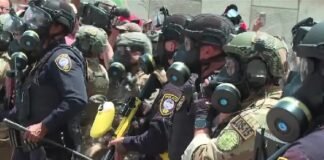 Manifestantes tomam ruas e causam fechamento de estradas em Los Angeles