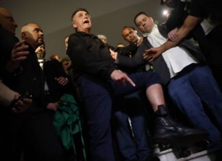 Moraes não manda prender Bolsonaro, mas mantém alerta