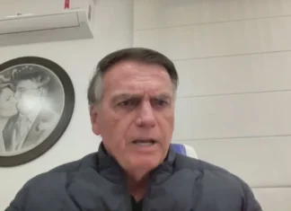 “Me devolve o passaporte que eu converso com o Trump” — diz Bolsonaro sobre tarifas