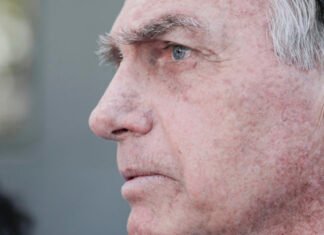 Bolsonaro terá que usar tornozeleira e está proibido de redes sociais