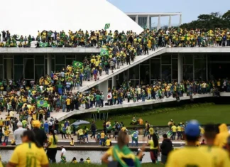Congresso retora a funcionar com foco na anistia