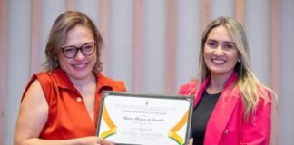 Fundadora do Instituto Reciclando Sons, Rejane Pacheco recebe título de cidadã benemérita