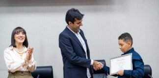 Estudante com altas habilidades recebe moção de louvor da Câmara Legislativa do DF