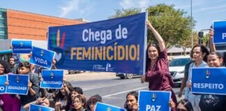 Manifestação no Eixo Monumental encerra Semana de Combate ao Feminicídio