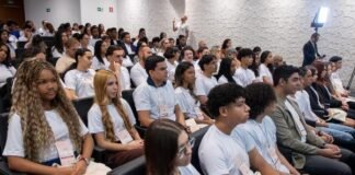 Estudantes eleitos no programa Nosso Parlamento são diplomados no TRE-DF