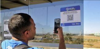 Usuários do transporte público aprovam QR codes com horários de ônibus, instalados há uma semana