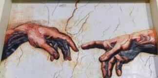 Exposição pioneira convida público a explorar obras de arte com as mãos