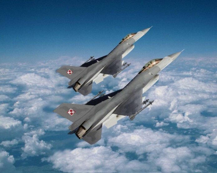 1280px-F-16_Jastrząb_12
