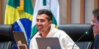 Plenário da CLDF aplaude o campeão mundial de marcha atlética Caio Bonfim