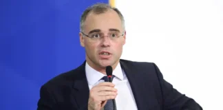 Mendonça bloqueia R$ 390 milhões do sindicato ligado ao irmão de Lula