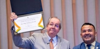 Diretor-presidente do SLU recebe Título de Cidadão Honorário de Brasília