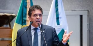 Distritais comemoram projeto que reajusta salários de policiais e bombeiros do DF