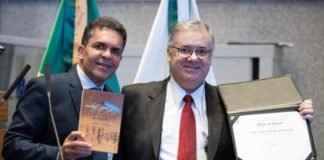 Autores de livro sobre a criação da escola pública brasileira recebem moção de louvor