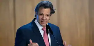 Governo estuda aumentar tarifas para carros e aço em 2026