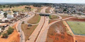 Falta de sinalização no novo viaduto Itapoã/Paranoá confunde motoristas e causa acidentes