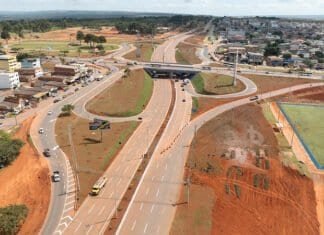 Falta de sinalização no novo viaduto Itapoã/Paranoá confunde motoristas e causa acidentes