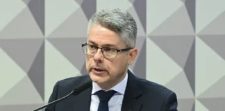 “Brasil se aproxima de ver ministro do STF preso”, diz Alessandro Vieira na CPI