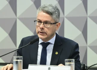 “Brasil se aproxima de ver ministro do STF preso”, diz Alessandro Vieira na CPI