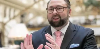 Jason Miller comemora pesquisa Gerp com vitória de Flávio Bolsonaro