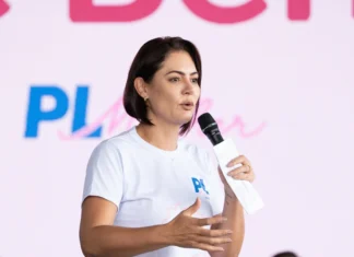 Michelle Bolsonaro é internada no DF Star com enxaqueca