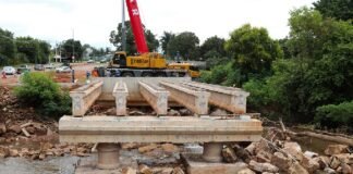 Vigas da nova ponte erguida entre Guará e Núcleo Bandeirante são içadas