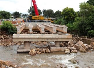 Vigas da nova ponte erguida entre Guará e Núcleo Bandeirante são içadas